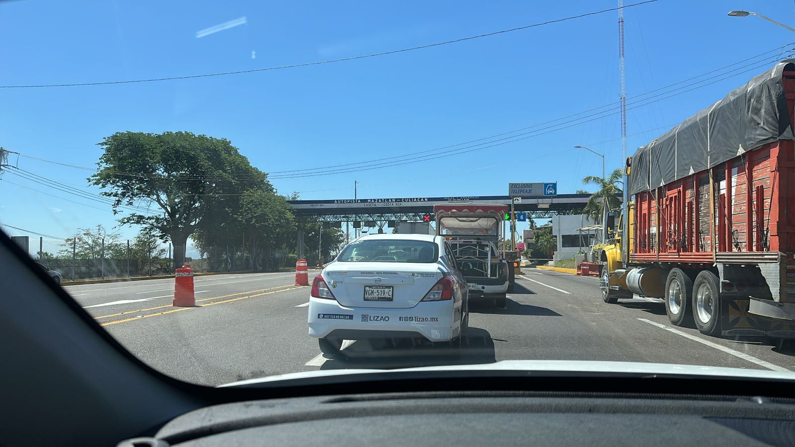 Productores de maíz dejan a libre paso y pago la caseta Costa Rica, en Culiacán