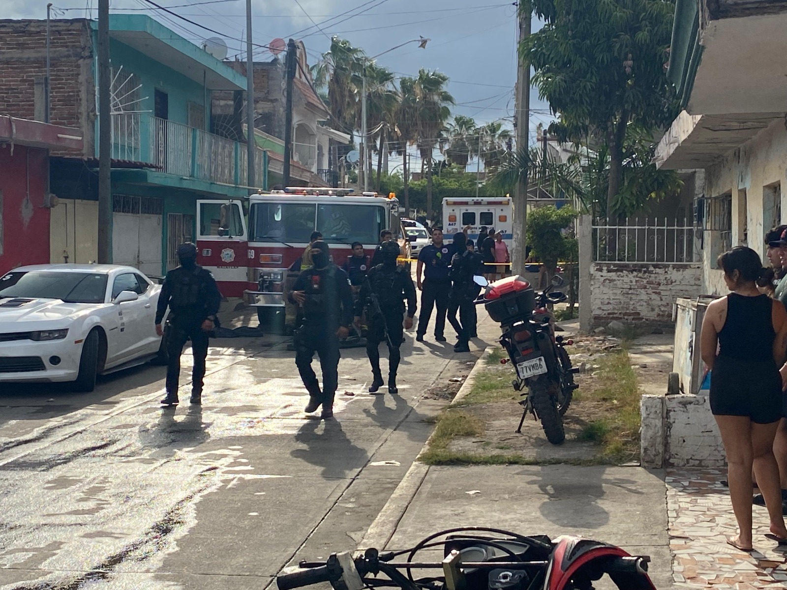 Protección Civil y cuerpos de emergencia lograron rescatar a una niña de un año que permanecía en riesgo dentro de una vivienda; el presunto responsable fue detenido.