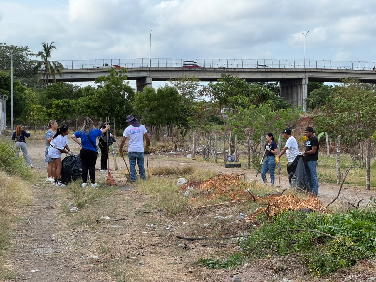 Retiran de playas y colonias de Mazatlán, Sinaloa, más de 480 costales de basura en una sola jornada de limpieza