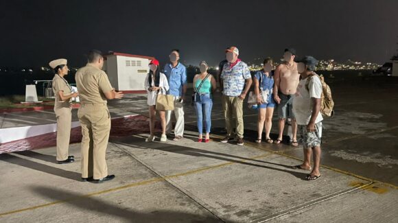 SEMAR auxilia y evacúa a ocho tripulantes de yate averiado frente a Isla Venados en Mazatlán, Sinaloa