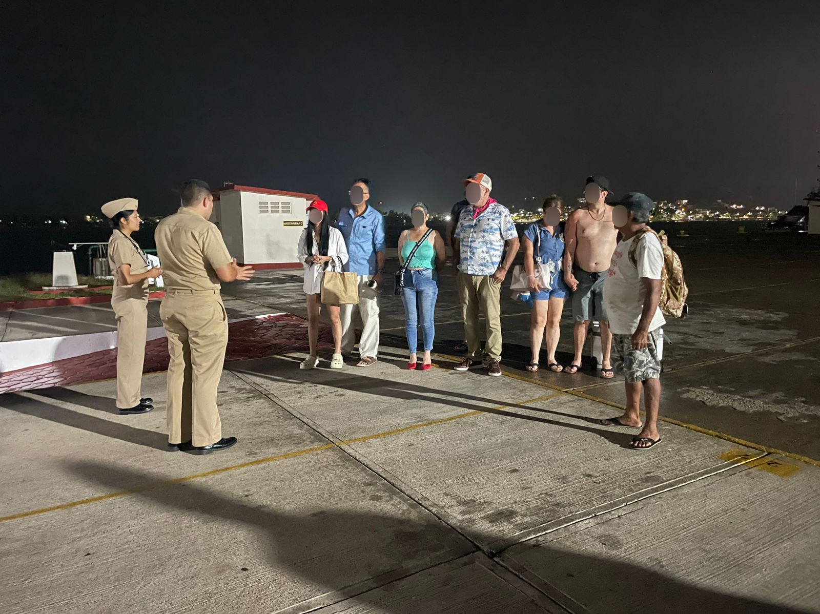 SEMAR auxilia y evacúa a ocho tripulantes de yate averiado frente a Isla Venados en Mazatlán, Sinaloa