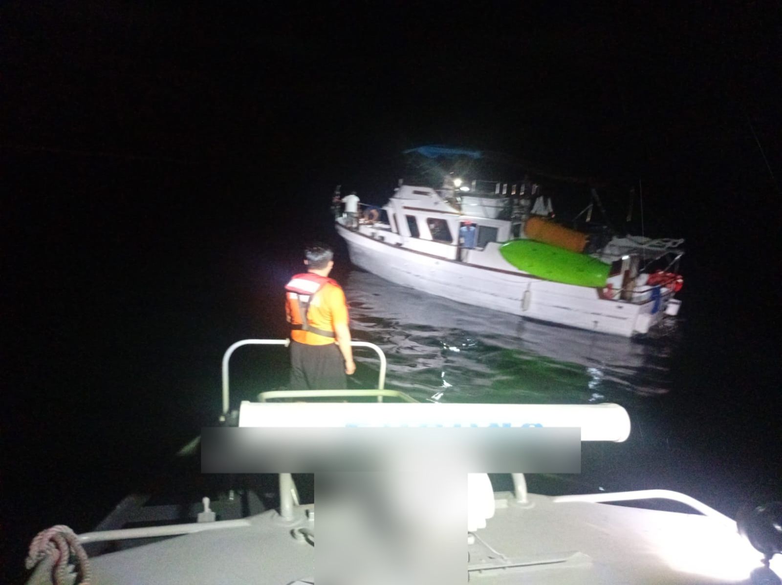 SEMAR auxilia y evacúa a ocho tripulantes de yate averiado frente a Isla Venados en Mazatlán, Sinaloa