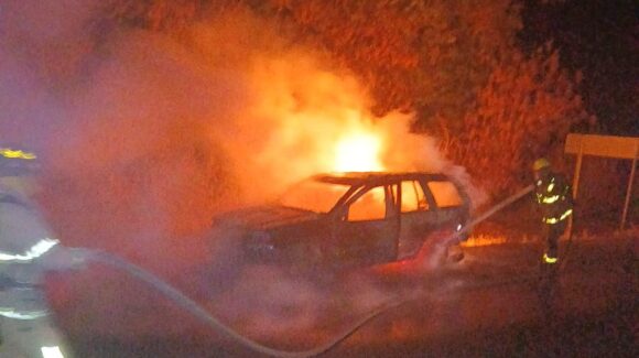 Arde camioneta abandonada sobre la Carretera Internacional México 15; moviliza a bomberos, Guardia Nacional y policías en Guasave, Sinaloa