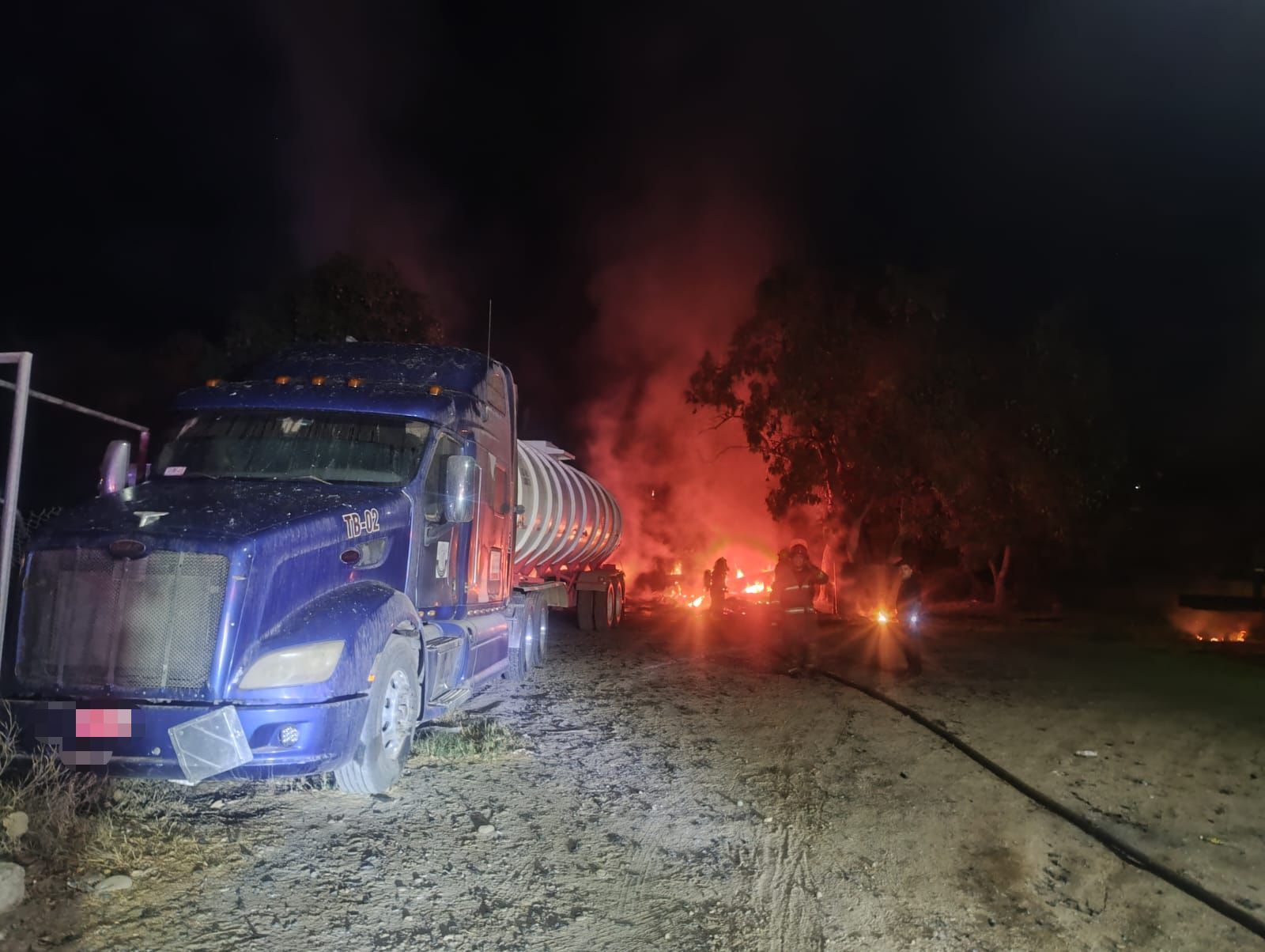 Se incendia casa rodante y remolque durante la madrugada en la colonia Constelación de Guasave, Sinaloa