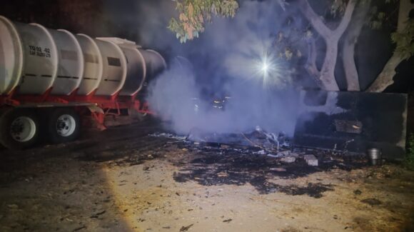 Se incendia casa rodante y remolque durante la madrugada en la colonia Constelación de Guasave, Sinaloa