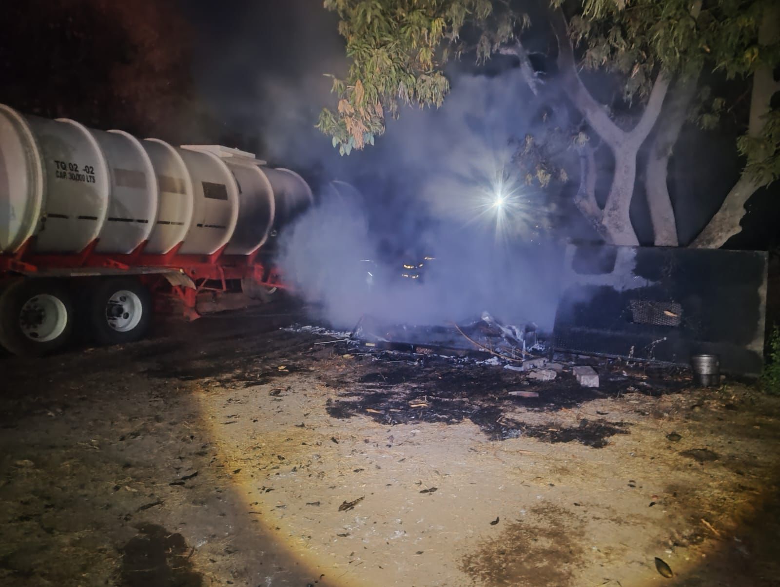 Se incendia casa rodante y remolque durante la madrugada en la colonia Constelación de Guasave, Sinaloa
