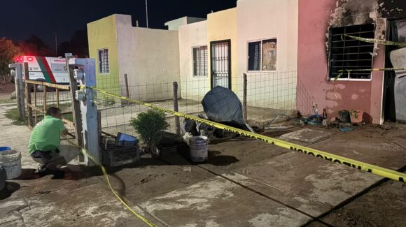 Se registra incendio en una vivienda de la colonia Buenavista en Los Mochis; dos personas resultan lesionados y quemadura