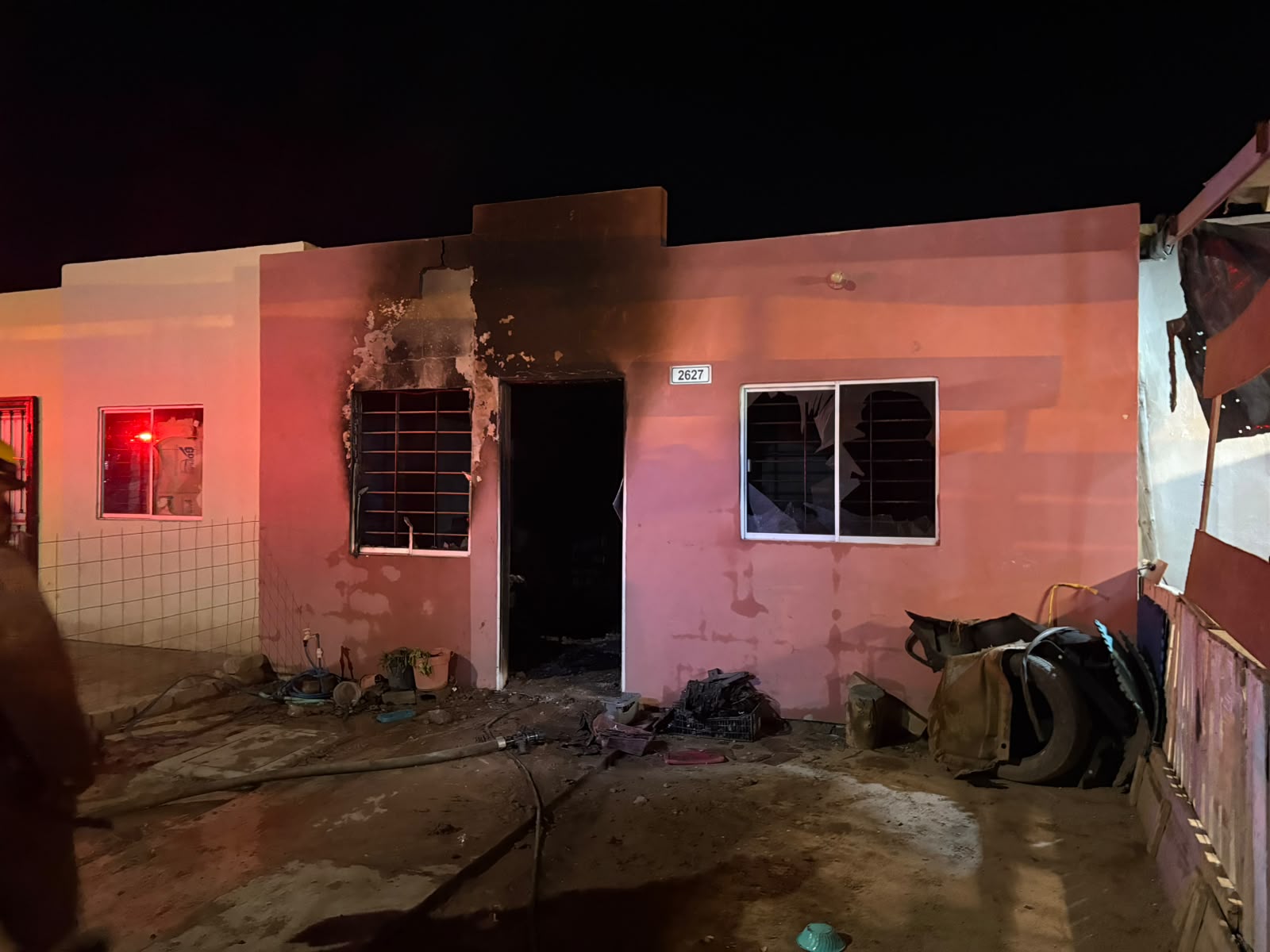 Se registra incendio en una vivienda de la colonia Buenavista; dos personas resultan lesionados y quemadura