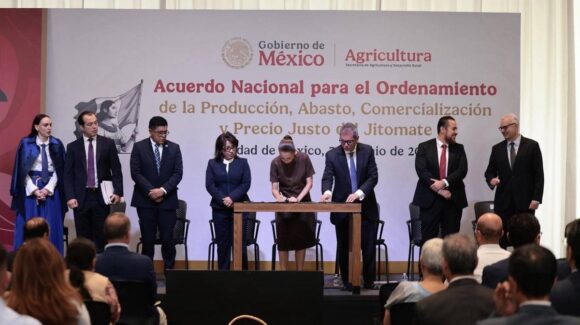 Sheinbaum firma acuerdo para garantizar el precio accesible y abasto del tomate