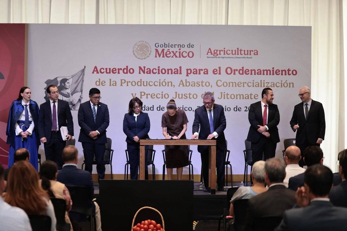 Sheinbaum firma acuerdo para garantizar el precio accesible y abasto del tomate