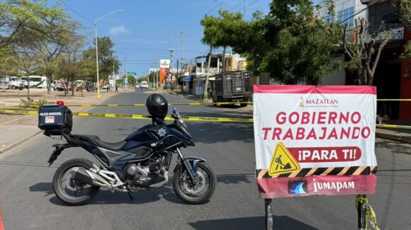 Socavón en avenida Insurgentes de Mazatlán, Sinaloa,  obliga a intervención de emergencia en drenaje