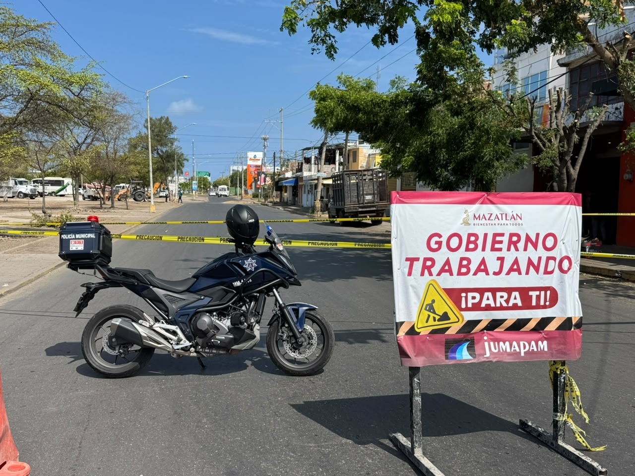 Socavón en avenida Insurgentes de Mazatlán, Sinaloa obliga a intervención de emergencia en drenaje