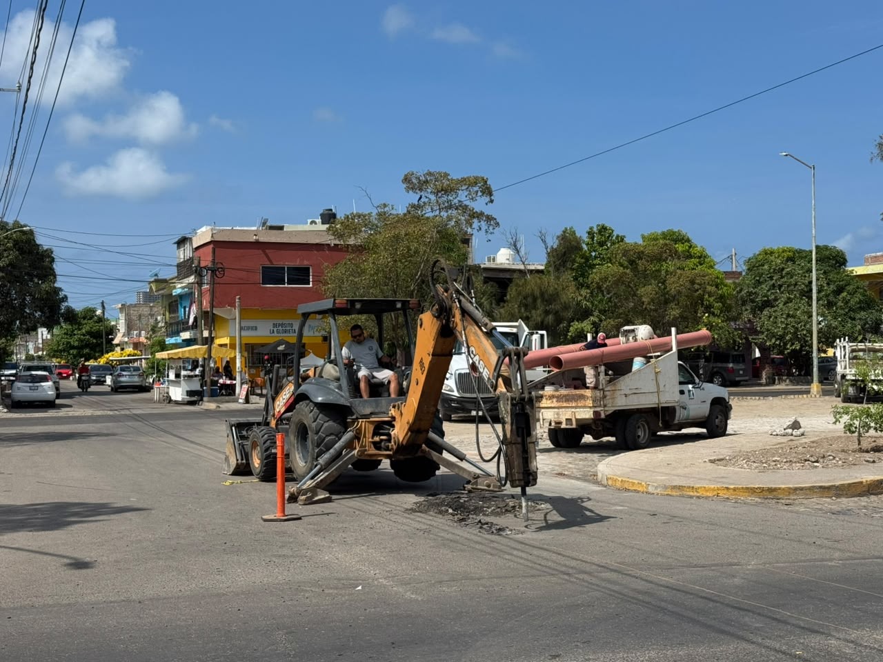 Socavón en avenida Insurgentes de Mazatlán, Sinaloa obliga a intervención de emergencia en drenaje