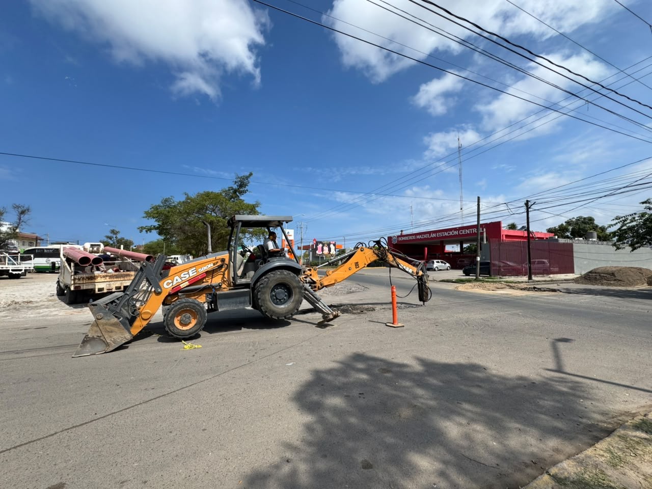 Socavón en avenida Insurgentes de Mazatlán, Sinaloa obliga a intervención de emergencia en drenaje