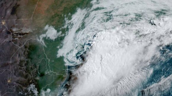 Tormenta Arthur se degrada tras tocar tierra en Texas, pero deja lluvias e inundaciones en EE.UU.