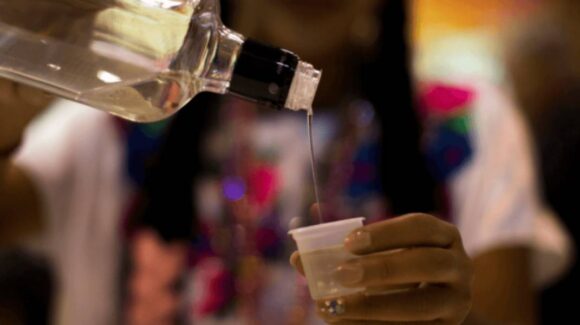 Tragedia en Guanajuato: tres muertos y 14 intoxicados por tequila adulterado en fiesta de XV años