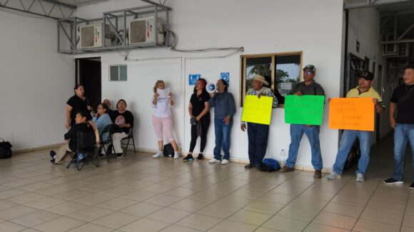 Viudas de policías en Ahome toman Palacio Municipal; acusan suspensión de entrega de despensas