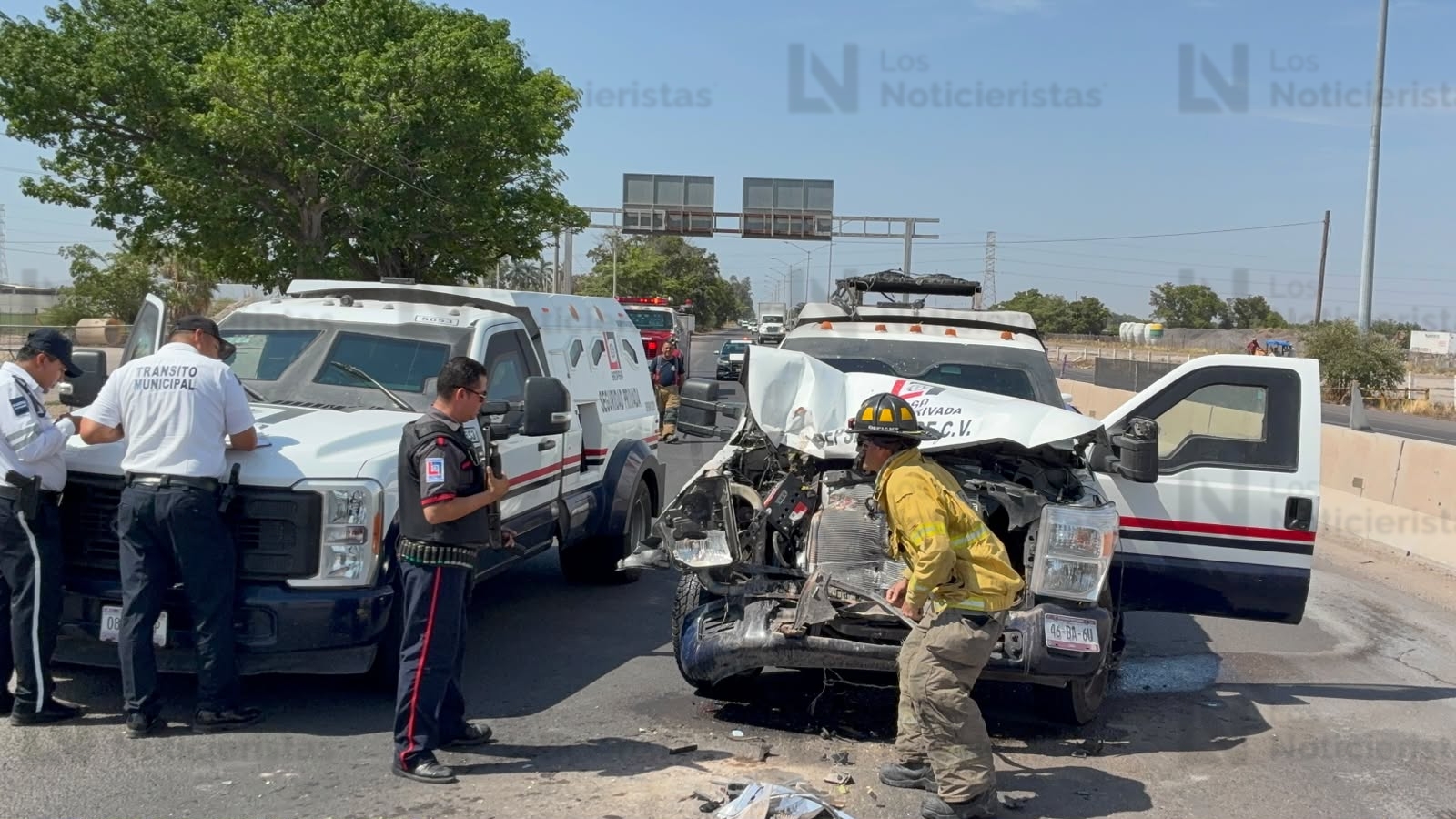 Camioneta de valores sufre accidente en el distribuidor vial El Trébol en Los Mochis