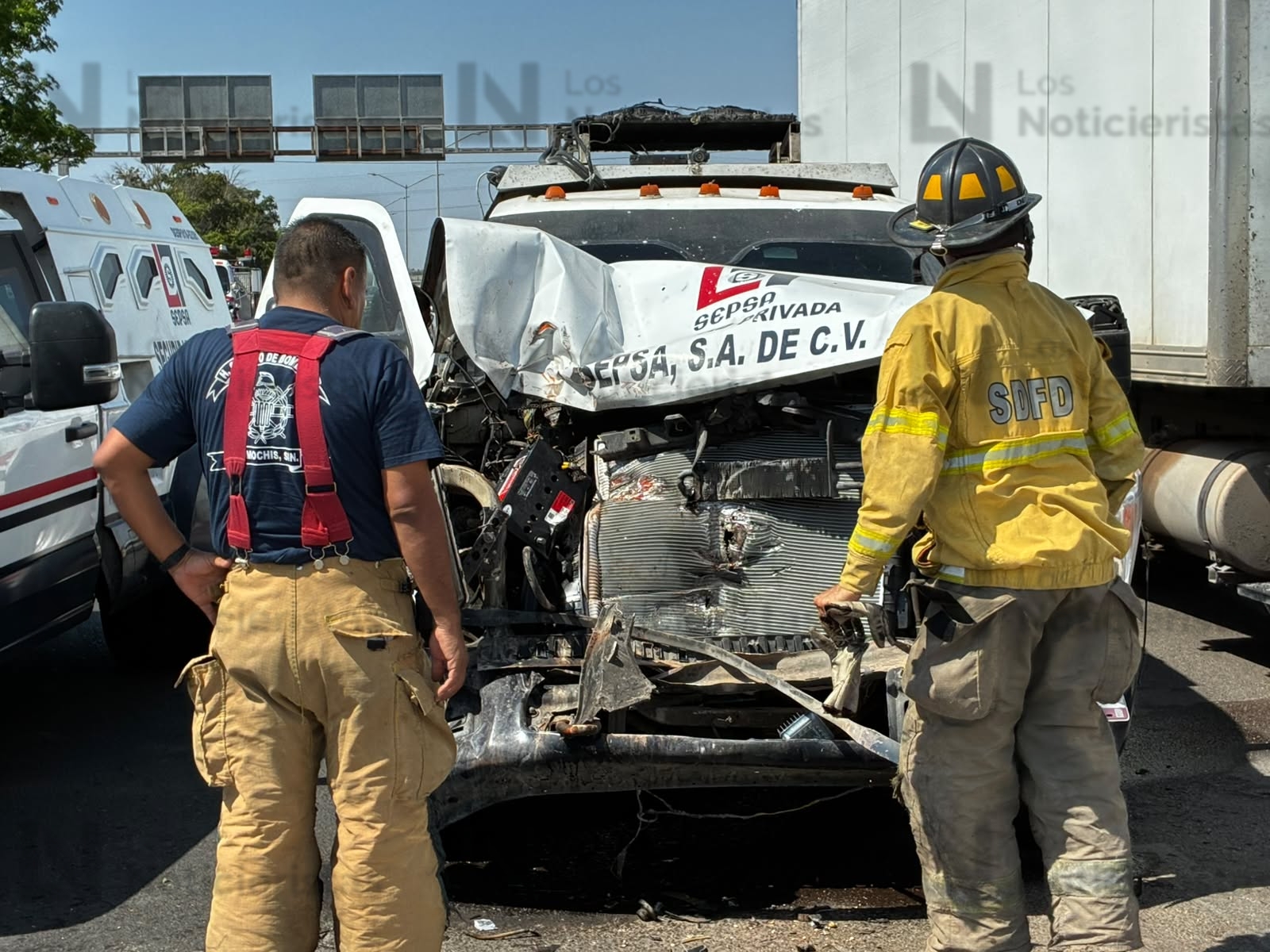 Camioneta de valores sufre accidente en el distribuidor vial El Trébol en Los Mochis