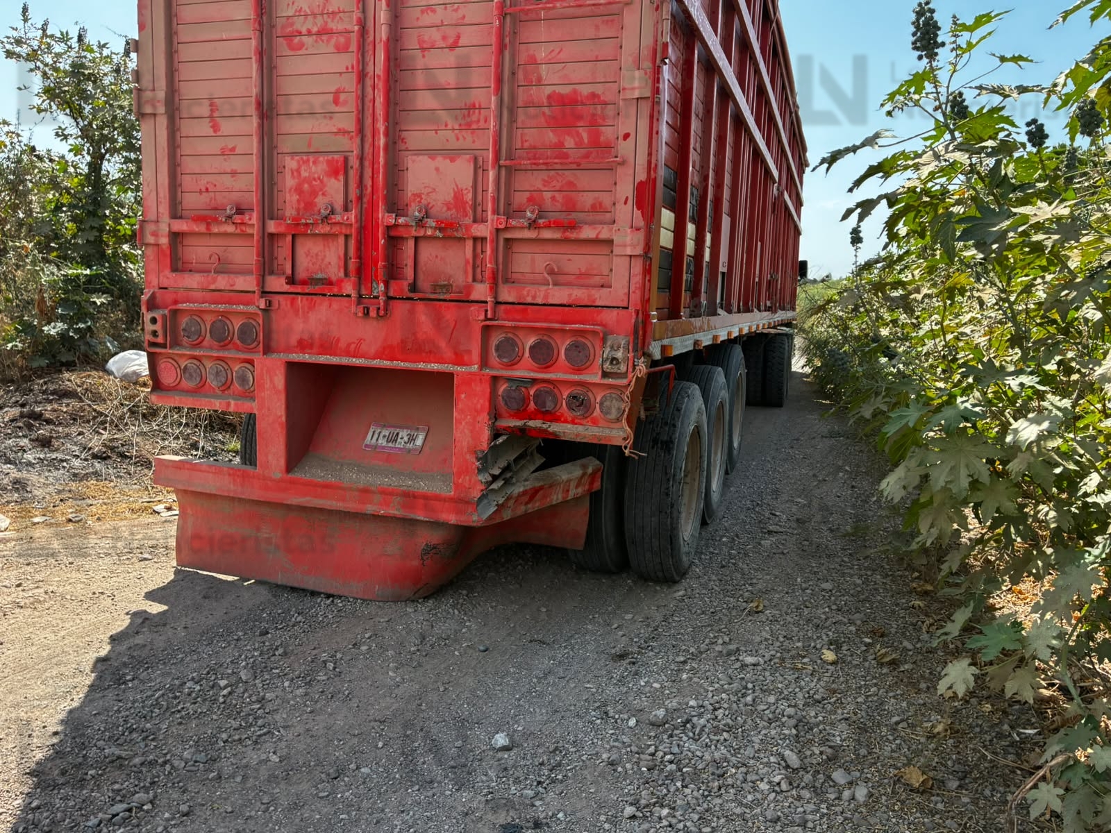 Camioneta de valores sufre accidente en el distribuidor vial El Trébol en Los Mochis