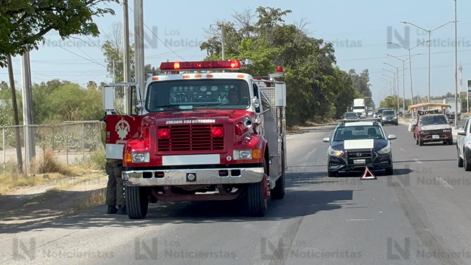 Camioneta de valores sufre accidente en el distribuidor vial El Trébol en Los Mochis