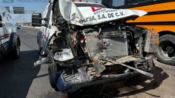 Camioneta de valores cargada con miles de pesos sufre accidente en el Trébol de Los Mochis, Sinaloa