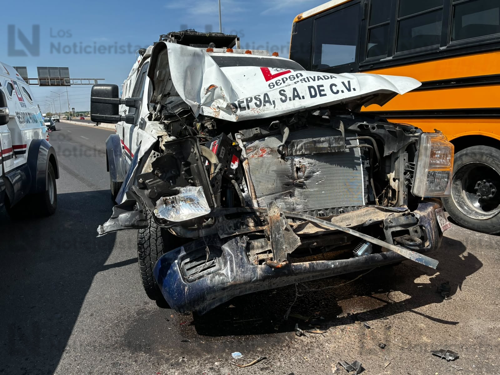 Camioneta de valores sufre accidente en el distribuidor vial El Trébol en Los Mochis