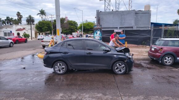 Dos lesionados deja aparatoso accidente en el sector Centro de Los Mochis, Sinaloa