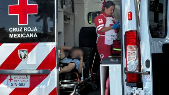 Dos jóvenes motociclistas resultan lesionados tras sufrir accidente en el sector centro de Los Mochis, Sinaloa