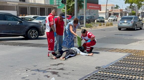 Mujer motociclista es arrollada por un vehículo en el sector Scally de Los Mochis, Sinaloa