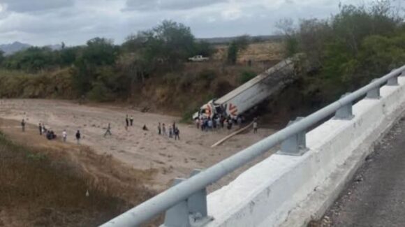 Dos tráileres sufren accidentes en distintos puntos de la maxipista Mazatlán-Culiacán