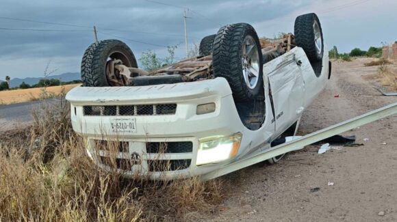 Conductor de camioneta termina volcado tras accidente en El Carrizo, Ahome, Sinaloa