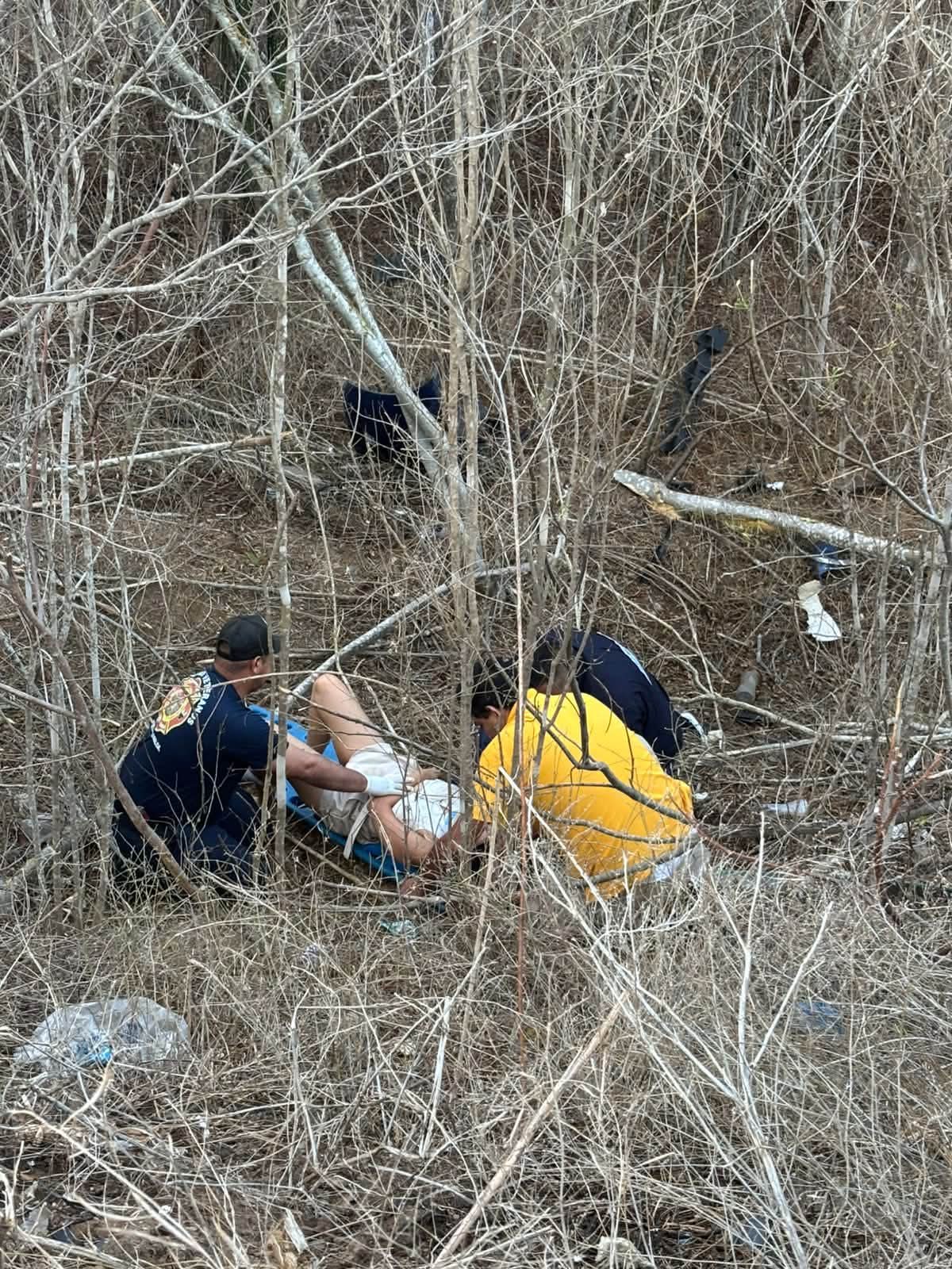 Automóvil cae a barranco en El Habal, en Mazatlán