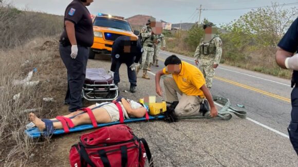 Automóvil cae a barranco en El Habal, en Mazatlán; cuatro personas resultan lesionadas