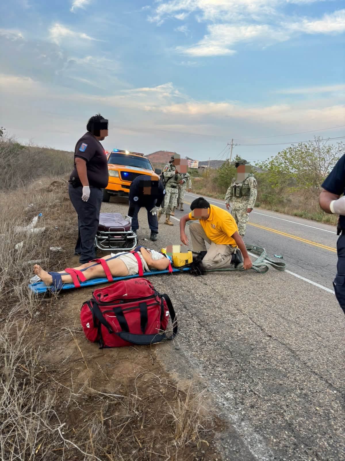 Automóvil cae a barranco en El Habal, en Mazatlán