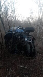 Automóvil cae a barranco en El Habal, en Mazatlán