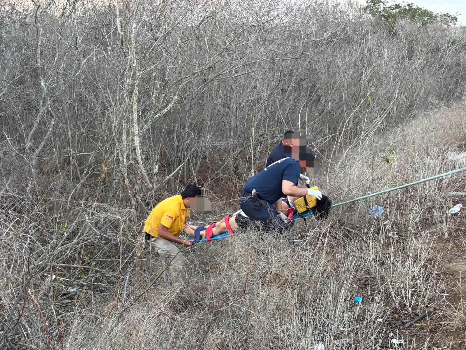 Automóvil cae a barranco en El Habal, en Mazatlán