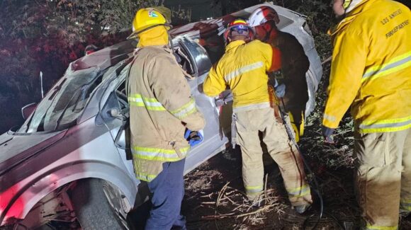 Fatal volcadura en El Zapote, Mazatlán, Sinaloa, deja dos muertos y una persona prensada