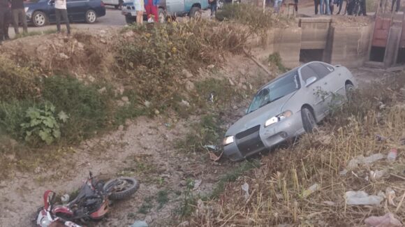 Motociclistas resultan lesionados tras choque y caída a canal en la carretera a Las Glorias, en Guasave, Sinaloa