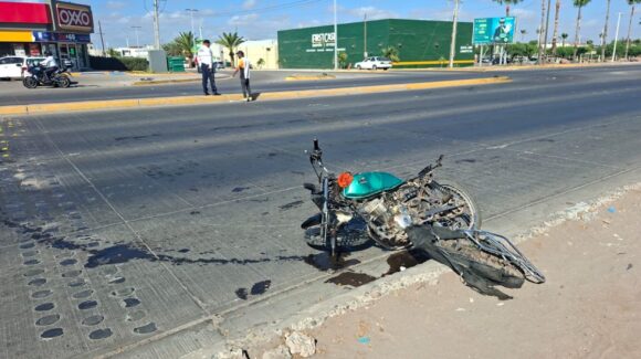 Motociclista termina en el hospital tras ser arrollado por un vehículo en la Jaramillo, en Los Mochis, Sinaloa