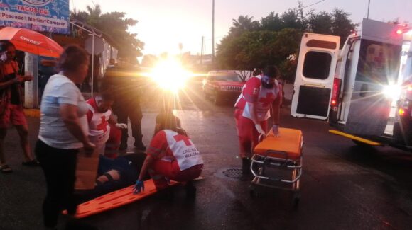 Mujer resulta lesionada tras derrapar en motocicleta en León Fonseca, Guasave, Sinaloa
