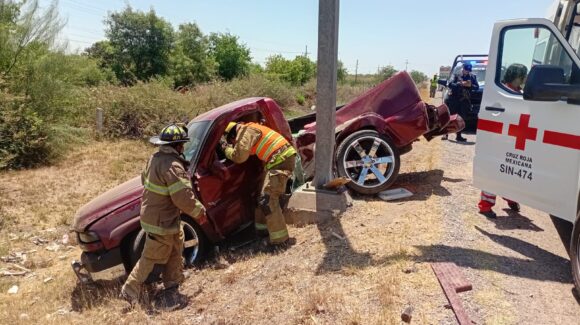 Conductor resulta lesionado tras chocar contra pórtico y salirse de la carretera México 15 en Benito Juárez de Guasave, Sinaloa