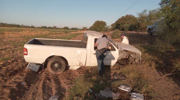 Madrugada de accidentes en Guasave, Sinaloa, deja dos salidas de camino y cuantiosos daños materiales