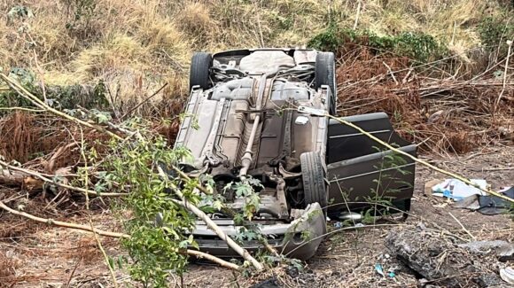 Aparatosa volcadura sobre la México 15, en Guasave, Sinaloa deja solo daños materiales
