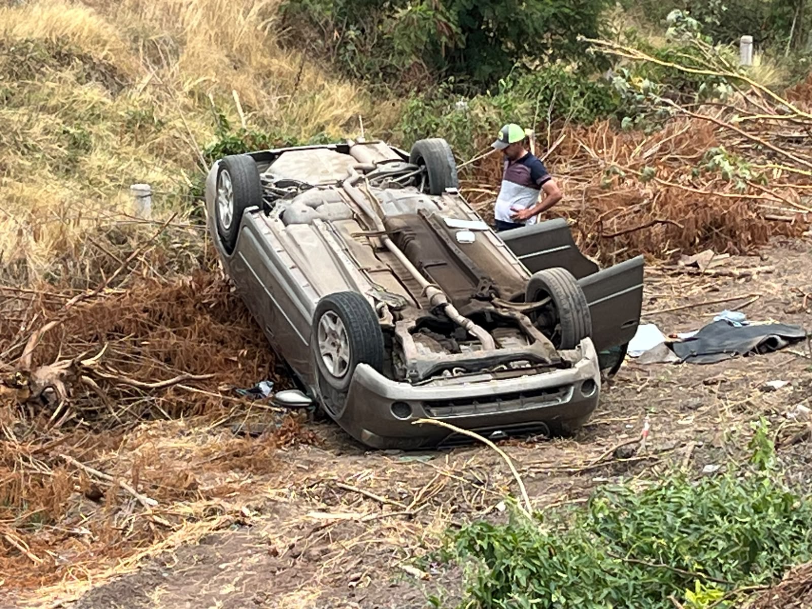 automóvil Nissan Sentra volcado llantas arriba
