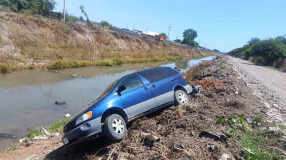 Vehículo cae a canal en la colonia Ayuntamiento 92 de Guasave, Sinaloa; conductora resulta ilesa