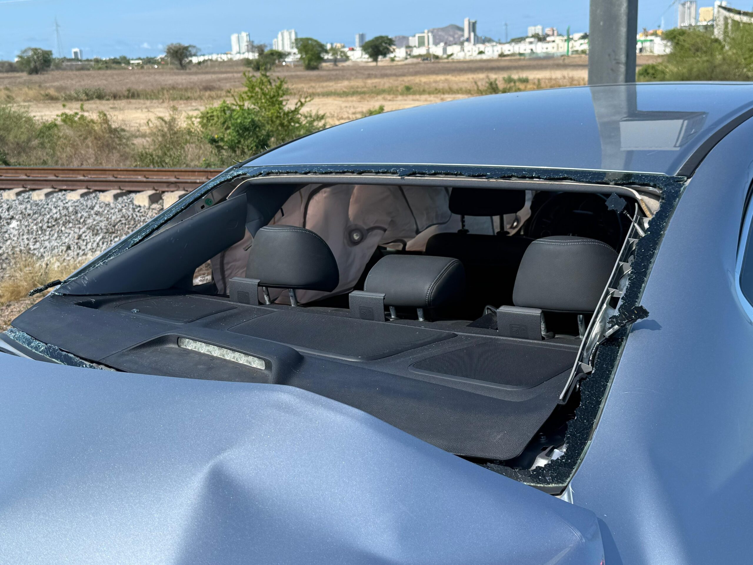 Tren impacta automóvil en cruce ferroviario de la avenida Atlántico; conductora resulta con lesiones leves en Mazatlán