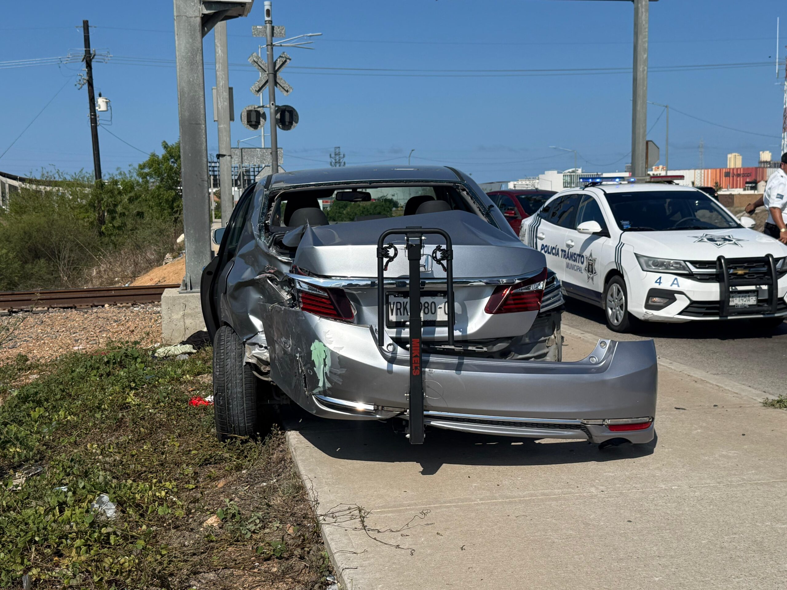 Tren impacta automóvil en cruce ferroviario de la avenida Atlántico; conductora resulta con lesiones leves en Mazatlán