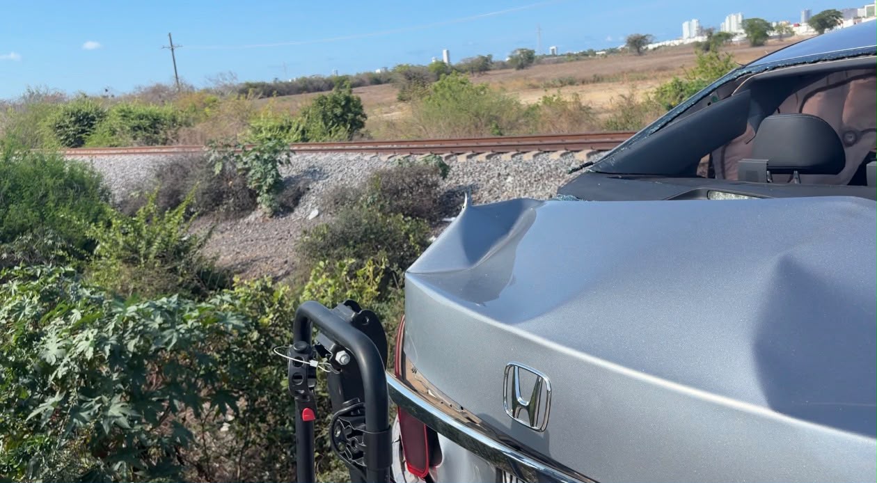 Tren impacta automóvil en cruce ferroviario de la avenida Atlántico; conductora resulta con lesiones leves en Mazatlán
