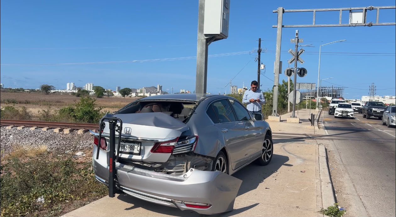 Tren impacta automóvil en cruce ferroviario de la avenida Atlántico; conductora resulta con lesiones leves en Mazatlán